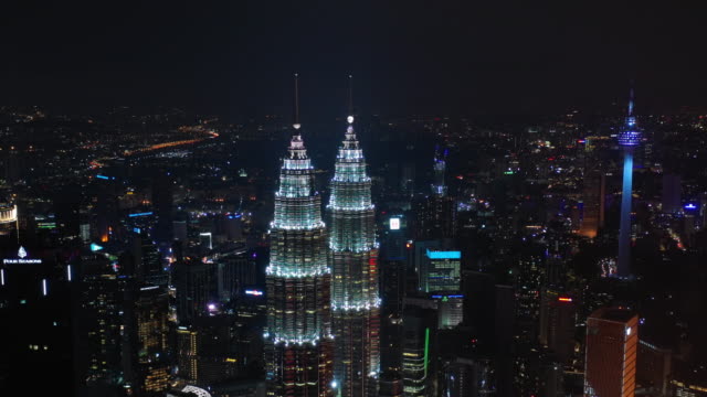 Nacht-Beleuchtung-Kuala-Lumpur-Stadtzentrum-von-berühmten-Türmen-Antenne-Stadtpanorama-4k-Malaysia