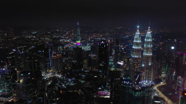 Nacht-Beleuchtung-Kuala-Lumpur-Stadtbild-Innenstadt-Antenne-Panorama-4k-Malaysia