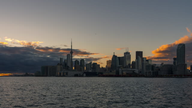 Puesta-de-sol-moderno-ciudad-horizonte-hermoso-Toronto