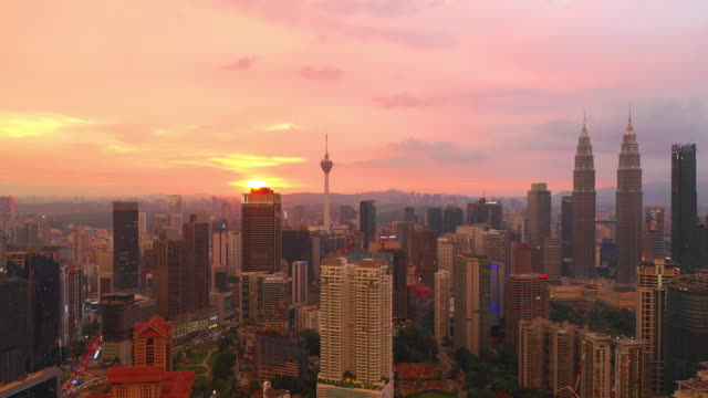 puesta-de-sol-hora-Kuala-Lumpur-centro-de-la-construcción-antena-panorama-timelapse-4k-Malasia