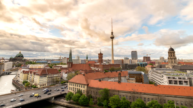 Lapso-de-tiempo-de-Alemania-Berlín-4K,-ciudad-horizonte-timelapse-en-torre-de-la-TV-y-el-río-Spree