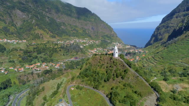 Alte-Turmuhr-auf-einem-Hügel-in-Madeira