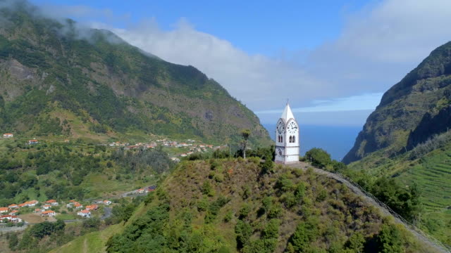 Fliegen-Sie-vorbei-eine-alte-Kapelle-Turm-auf-einem-Hügel-in-Madeira