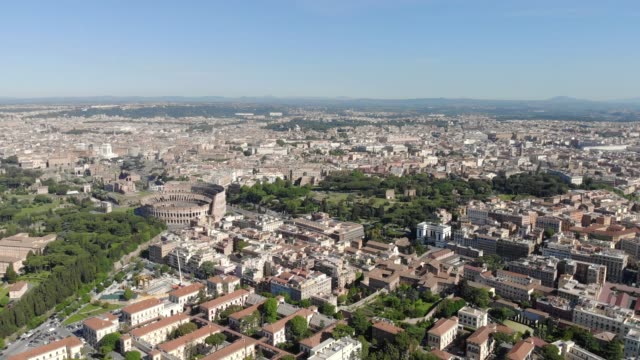 Aerial-Flying-un-dron-sobre-el-Coliseo-en-Roma,-Italia.-Coliseo-o-anfiteatro-flaviano-o-centro-de-anfiteatro-ovalado-Colosseo.