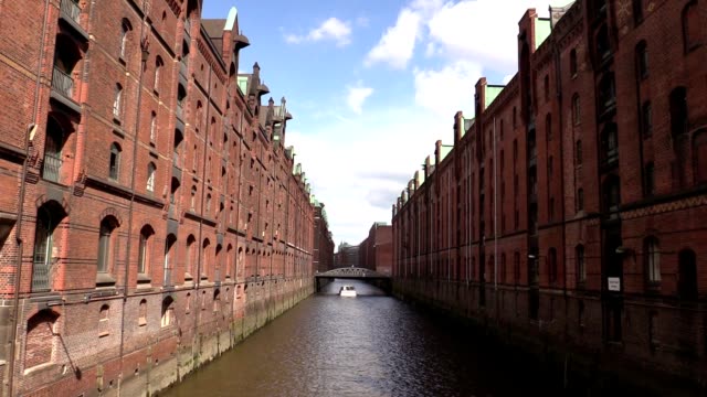 Die-Schiffe-auf-dem-Kanal-in-Hamburg
