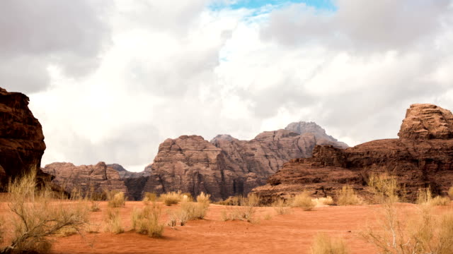 Cloudy-day-time-lapse-in-Wadi-Rum