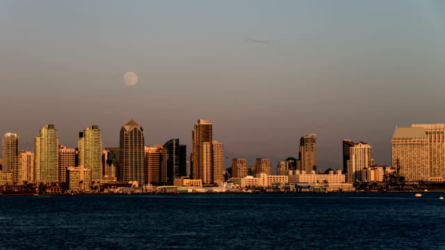 Horizonte-de-la-ciudad-de-San-Diego,-al-anochecer-Moonrise-Time-Lapse