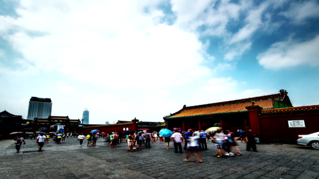 Shenyang,-China-Ago-1,2014:-Cientos-de-visitantes-diríjase-a-la-Ciudad-Prohibida-de-Shenyang,-China