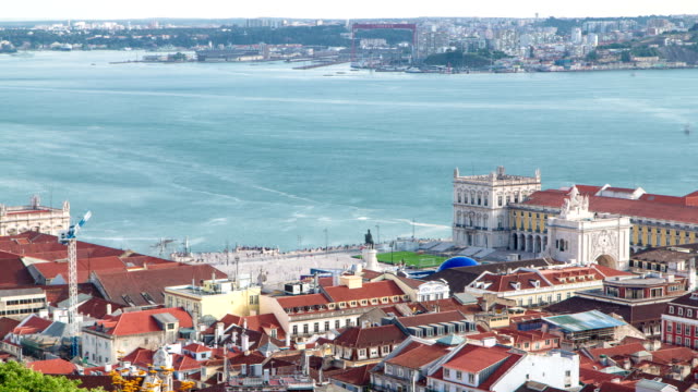 Pájaro-vista-de-Lisboa-el-centro-de-la-ciudad.---Baixa-tejados-con-el-comercio-square-y-del-Río-Tajo-en-el-fondo.---Portugal-timelapse