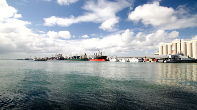 Blick-auf-den-Hafen-mit-Booten-in-port-louis