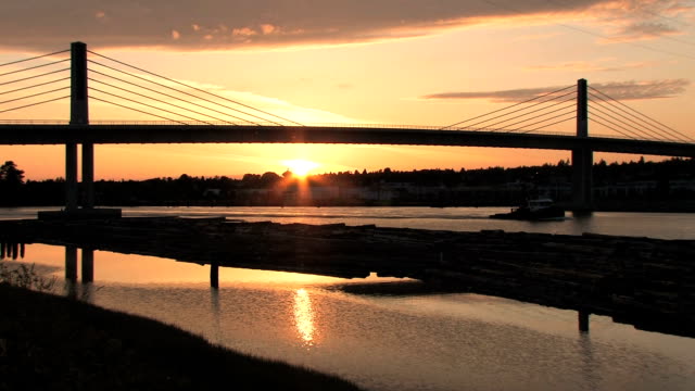 Canada-Line-Brücke-und-Tug-Sonnenuntergang