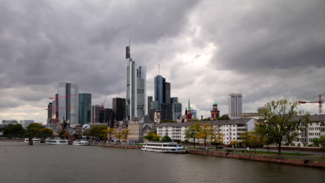 Frankfurter-Skyline-und-dunkle-Wolken