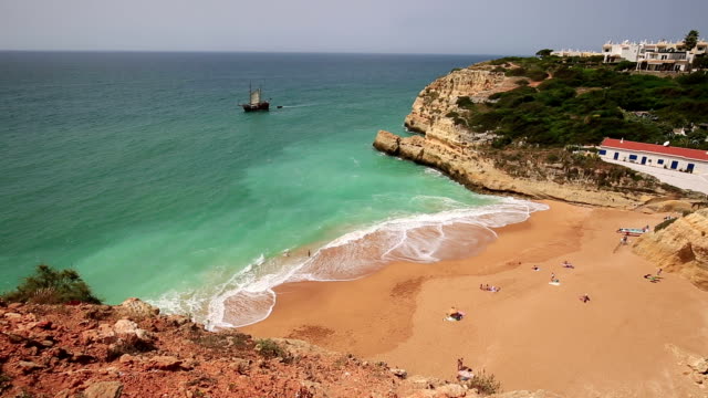 Blick-auf-den-Praia-de-Benagil-in-der-region-Algarve,-Portugal,-Europa