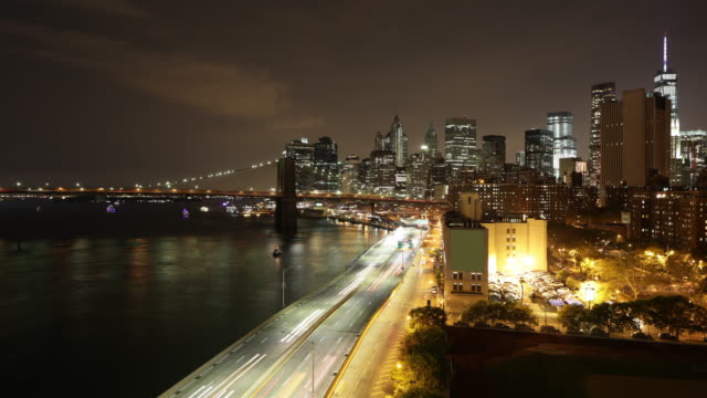 Lámpara-de-noche-de-tráfico-en-calle-de-la-ciudad-de-4-k-time-lapse-de-Nueva-york