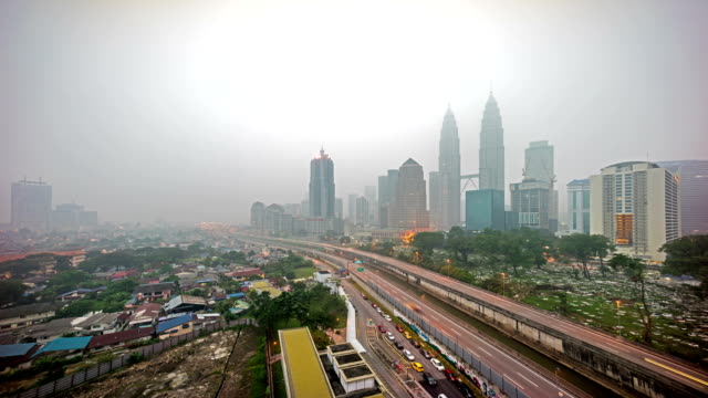 4-k-Filmmaterial-Zeitraffer.-Kuala-Lumpur-bei-schweren-haze.