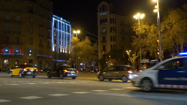 Nachtlicht-Barcelona-Stadt-Verkehr-Kreuzung-4-k-Spanien