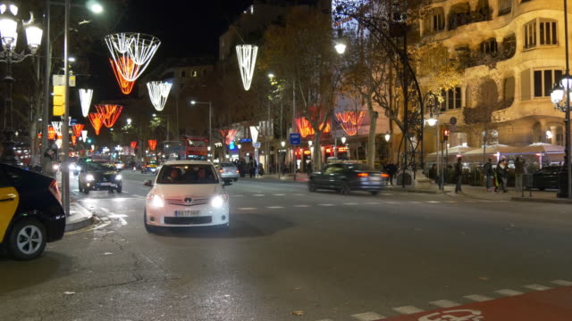 barcelona-bei-Nacht-Verkehr-Straße-in-der-Nähe-von-Gaudis-4-K