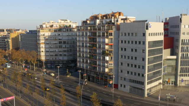 Luz-de-sol-de-barcelona-bloque-de-estar-en-el-último-piso,-vista-panorámica-de-4-k,-España