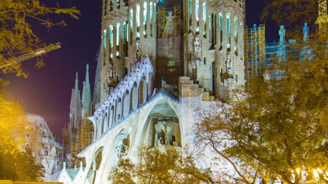 Barcelona-Nachtlicht-Sagrada-Familia-Nahaufnahme-4-k-Zeitraffer-Spanien