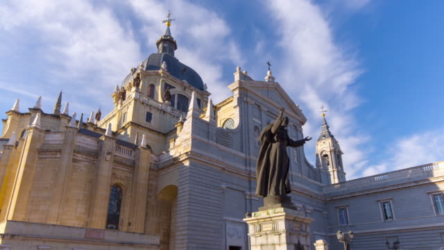 Madrid-Tag-blauer-Himmel-almudena-Kathedrale-Vorderansicht-4-k-Zeitraffer-Spanien