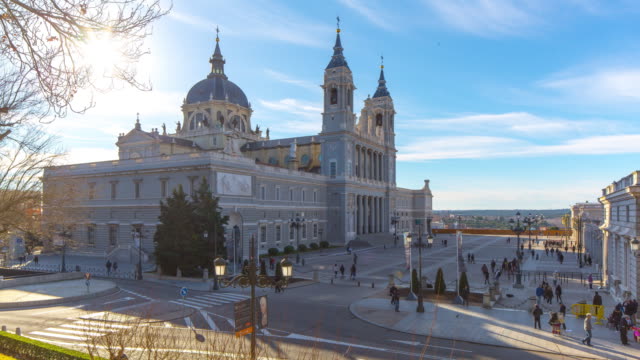 Sonne-Licht-Madrid-Stadt-Almudena-Kathedrale-Platz-4-k-Zeitraffer-Spanien