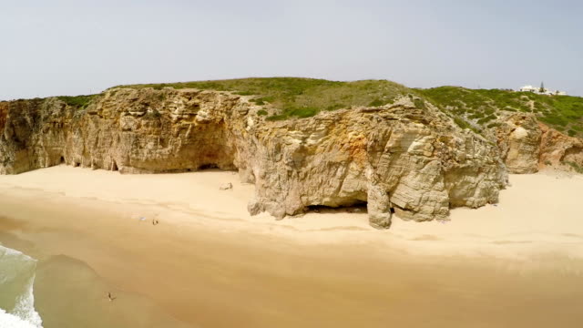 Vídeos-con-vistas-aéreas-de-la-hermosa-bahía-y-la-playa-de-arena-de-Praia-do-Beliche-cerca-de-Cabo-Sao-Vicente,-Algarve,-Portugal,-región