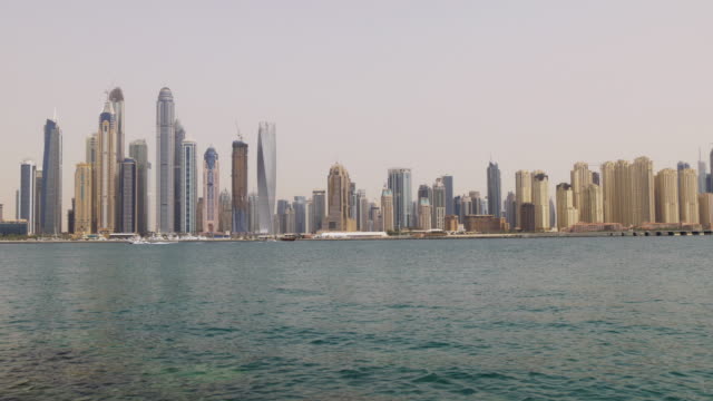 Marina-de-dubai,-Emiratos-Árabes-Unidos-verano-día-de-los-edificios-de-la-bahía-de-Palma-panorama-4-K