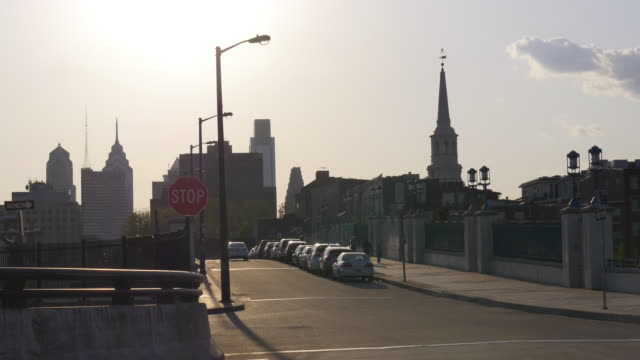 Estados-Unidos-tráfico-en-calle-de-la-ciudad-de-Filadelfia-al-atardecer-vista-4-k,-Pensilvania