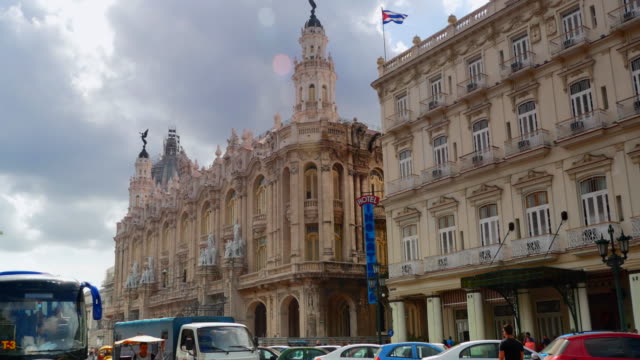 4K-Havana-Cuba,-Downtown-City-with-Tourists-and-Locals,-Vintage-Vehicles