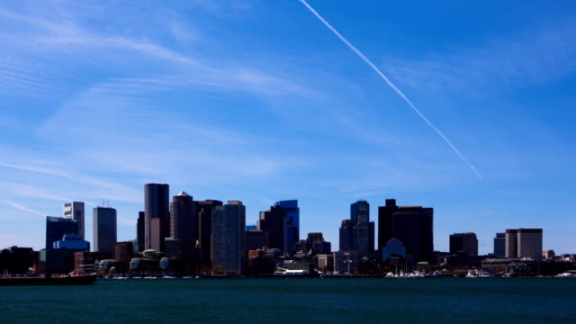 Timelapse-skyline-von-Boston-mit-Booten-in-den-Vordergrund