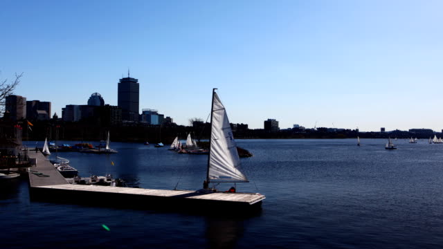 Timelapse-Boston-mit-Booten-in-den-Vordergrund