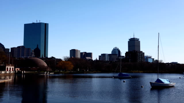 Lapso-de-tiempo-de-Boston,-Massachusetts,-con-barcos-en-primer-plano