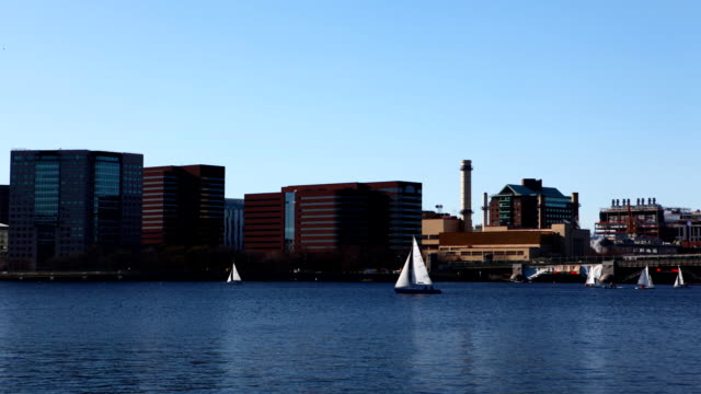 Timelapse-skyline-von-Boston-mit-Segelbooten-auf-den-Vordergrund