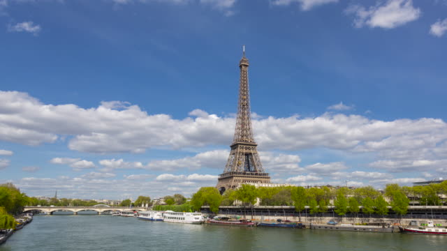tour-boat-on-Seine-River-passing-the-Eiffel-Tower,-Paris