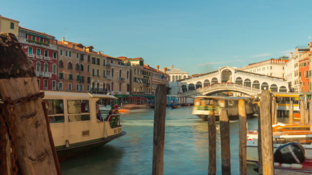 Italien-Sommer-Sonne-Tag-berühmten-Rialto-Brücke-Verkehr-Kanal-Bucht-Panorama-4-k-Zeit-hinfällig,-Venedig