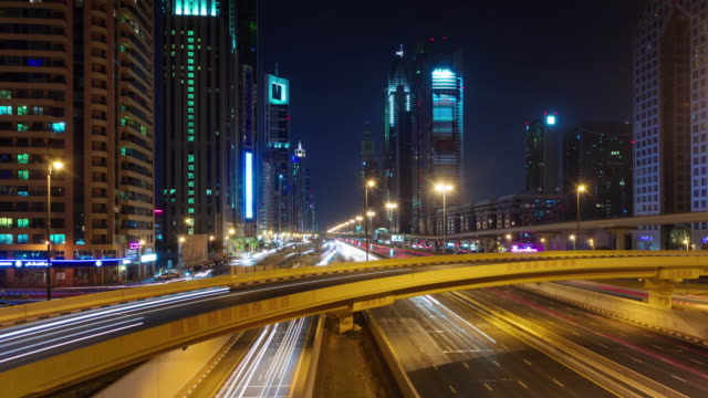 Puente-de-carretera-de-tráfico-de-Dubai-noche-iluminación-principal-de-la-ciudad-ve-4-k-tiempo-lapso-Emiratos-Árabes-Unidos