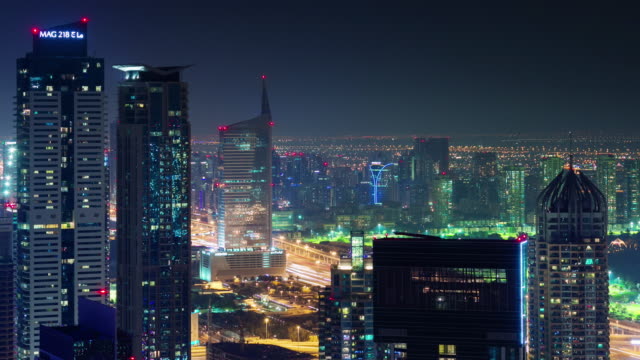 Dubai-Marina-Hauptverkehr-Straße-Nachtlicht-roof-Top-Panorama-4-k-Zeit-verfallen-Vereinigte-Arabische-Emirate