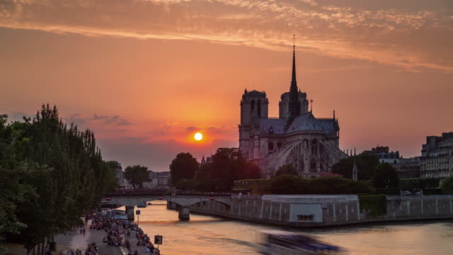 Frankreich-Sonnenuntergang-Notre-Dame-de-Paris-Fluss-Bucht-Panorama-4k-Zeitraffer