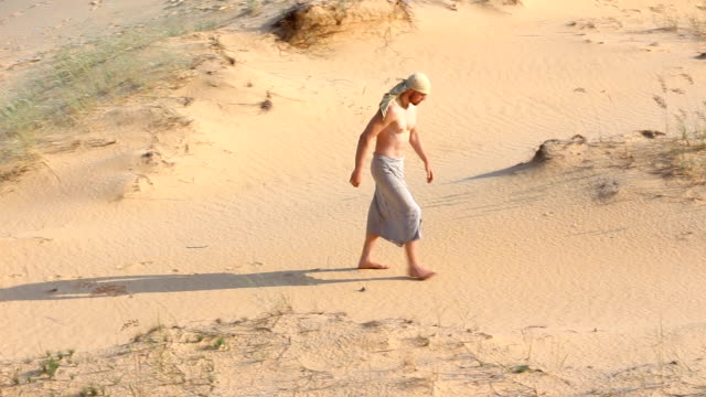 Un-hombre-camina-por-el-desierto