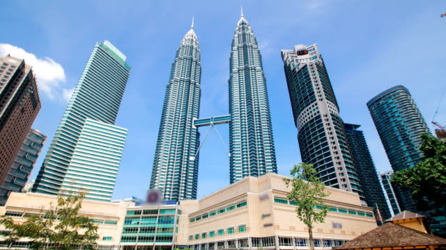 Zeitraffer-der-Wolkenkratzer-Petronas-towers-in-Kuala-Lumpur