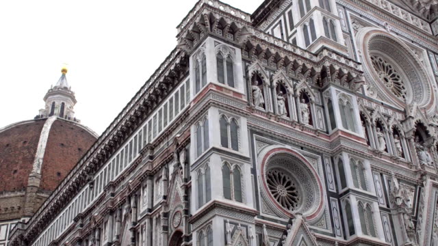 Florenz,-Italien---NOVEMBER-2016:-Duomo,-Kathedrale-Santa-Maria-del-Fiore.-Architektonische-Details.-4K.
