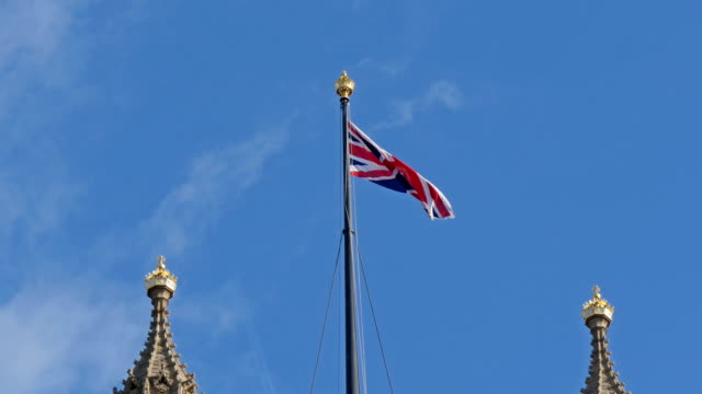 England-Flagge-schwenkt-auf-der-Spitze-der-Westminster-Abbey
