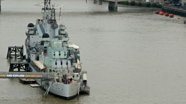 Das-Belfaster-Kriegsschiff-mit-einigen-Leuten-darauf