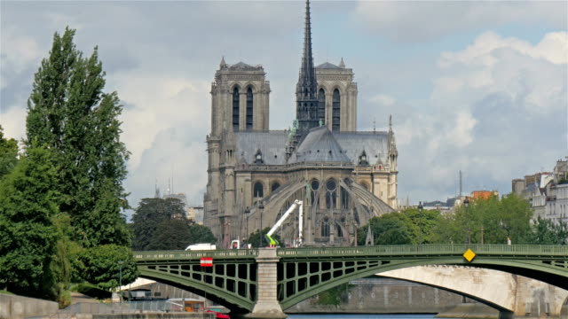 Weit-entfernter-Blick-auf-die-Kathedrale-Notre-Dame