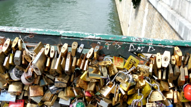 El-siempre-famoso-puente-de-bloqueo-del-amor-en-París