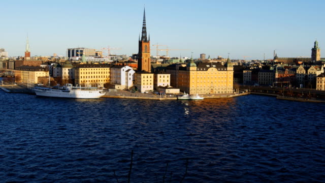 Vista-a-Riddarholmen,-un-pequeño-isla-en-la-parte-central-de-Estocolmo,-Suecia-en-un-día-soleado-de-invierno