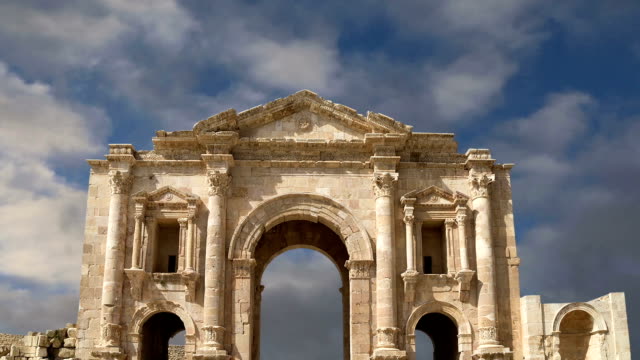 Arco-de-Hadrian-en-Gerasa-(Jerash),-fue-construido-para-honrar-la-visita-del-emperador-Adriano-a-Jerash-en-129/130-D.C.,-Jordania