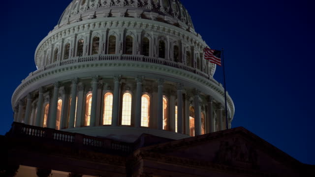 US-Capitol-glühende-amerikanische-Flagge-Nacht