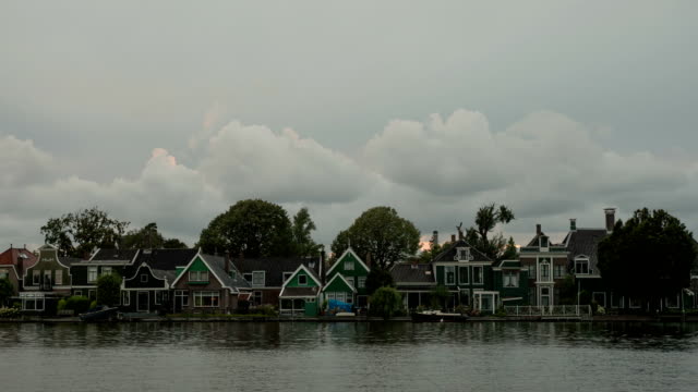 Zeitraffer-der-Wolken-über-Häuser-am-Ufer-des-Flusses,-Niederlande