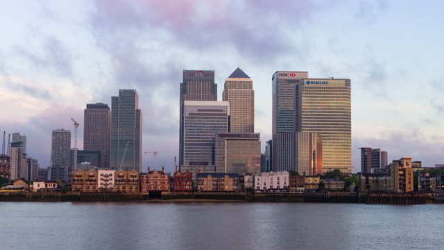 Zeitraffer-4K-bei-Sonnenaufgang-über-Wirtschaft-und-Finanzen-in-London